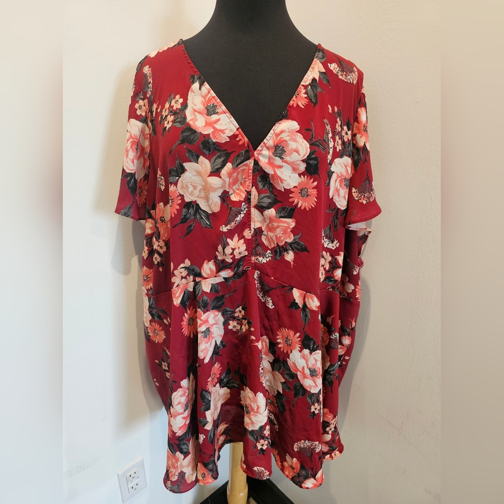 Torrid Red Floral V-Neck Short Sleeve Blouse SIZE 6 (6X)